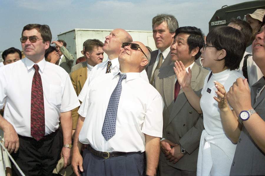 Юрий Лужков и представители официальной делегации пекинского городского правительства на большом празднике-демонстрации полетов китайских воздушных змеев н Тушинском аэродроме, 1999 год