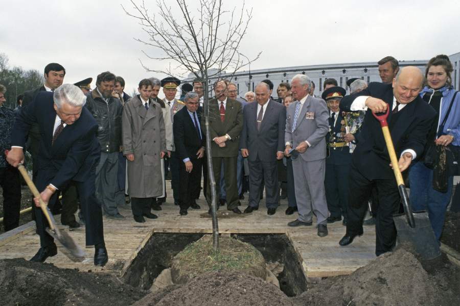 Борис Ельцин и Юрий Лужков садят дерево у Мемориала на Поклонной горе, 1994 год