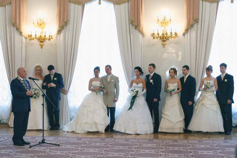 Юрий Лужков поздравляет пять пар молодоженов, которые зарегистрировали свои отношения в здании столичной мэрии, 2007 года