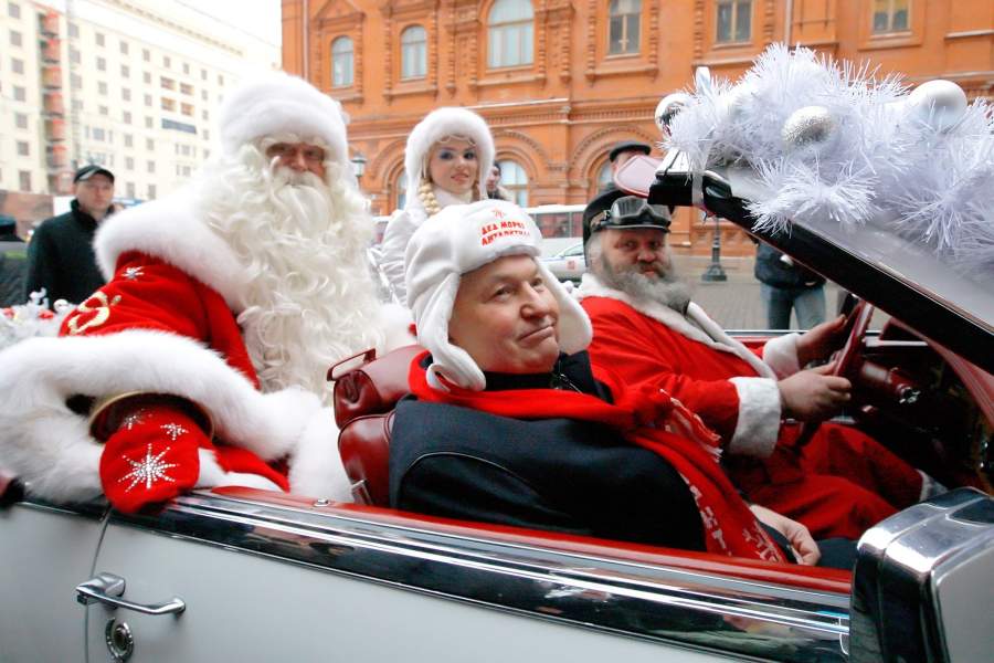 Юрий Лужков во время встречи Деда Мороза и Снегурочки, 2008 год