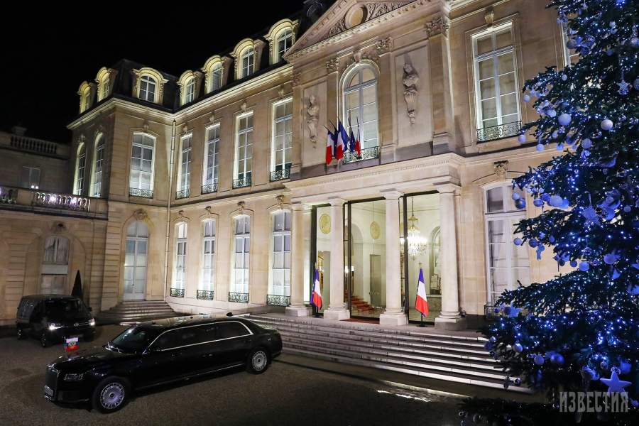 Лимузин президента России во дворе Елисейского дворца в Париже во время встречи лидеров «нормандской четверки» 