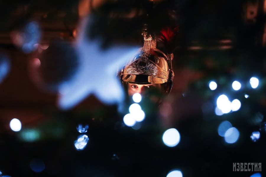 Офицер почетного караула во дворе Елисейского дворца в Париже