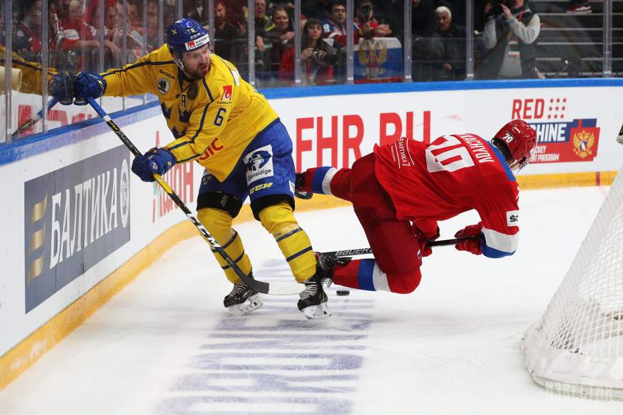 Игровой момент в матче второго этапа Еврохоккейтура-2019/20 «Кубок Первого канала» между сборными командами Швеции и России