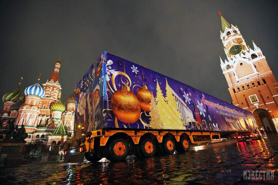 Грузовой автомобиль с главной общероссийской новогодней елкой на Красной площади в Москве