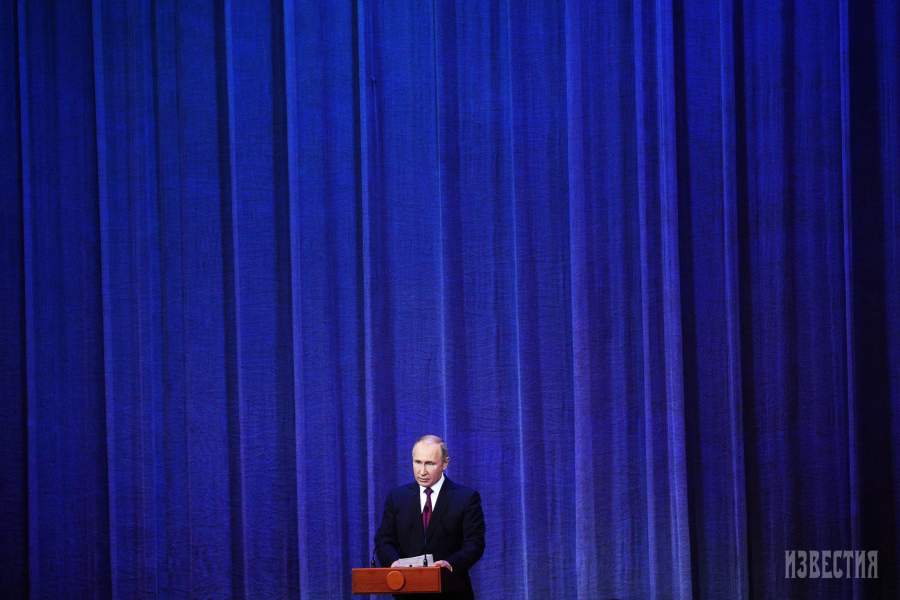 Владимир Путин выступает в Государственном Кремлевском дворце на торжественных мероприятиях, посвященных десятилетию Поместного собора Русской православной церкви и интронизации Патриарха Московского и всея Руси Кирилла