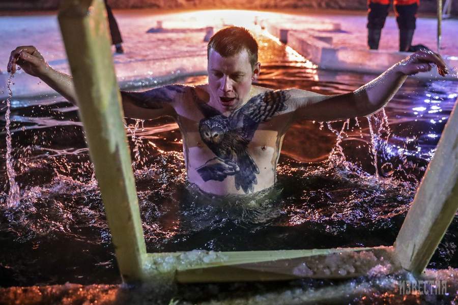 Купание в проруби в ночь на Крещение в Санкт-Петербурге