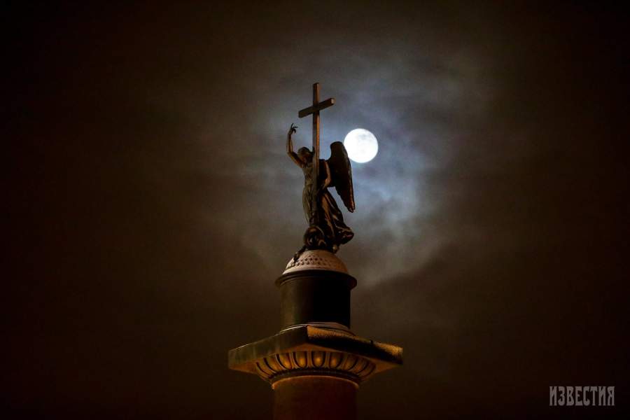 Александровская колонна в центре Дворцовой площади в Санкт-Петербурге