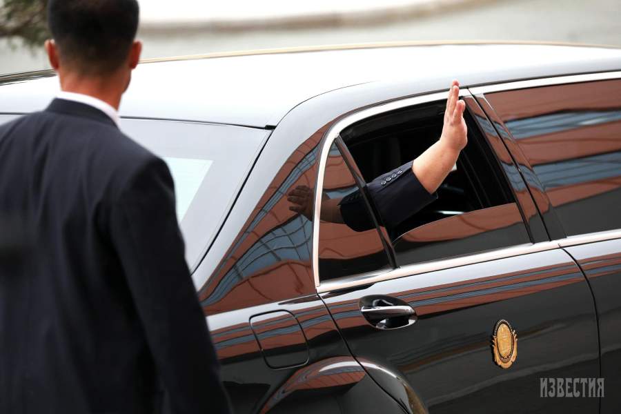 Лидер КНДР Ким Чем Ын машет из окна машины во время визита во Владивосток, где состоялась его встреча с Владимиром Путиным