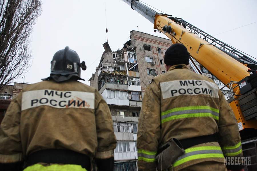 Сотрудники экстренных служб у жилого дома в городе Шахты, в котором произошел взрыв бытового газа