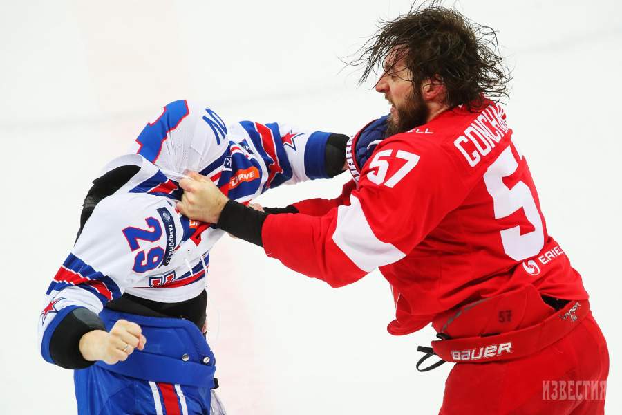 Игрок ХК СКА Илья Каблуков (слева) и игрок ХК «Спартак» Максим Гончаров в матче 1/8 финала плей-офф Кубка Гагарина Континентальной хоккейной лиги