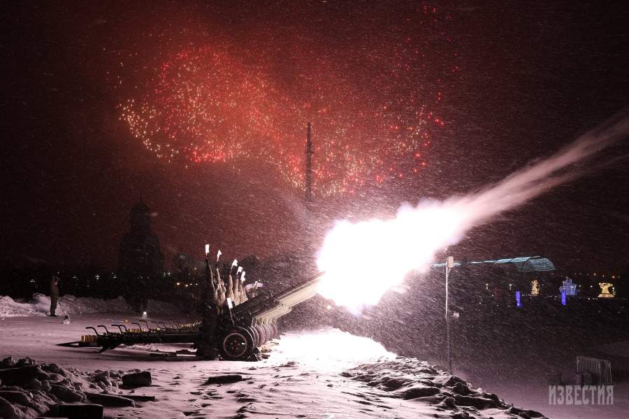 Праздничный салют на Поклонной горе в Москве в честь Дня защитника Отечества