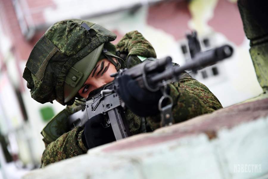 Участница конкурса красоты и профессионального мастерства среди женщин-военнослужащих Ракетных войск стратегического назначения «Макияж под камуфляж» в Ярославской области