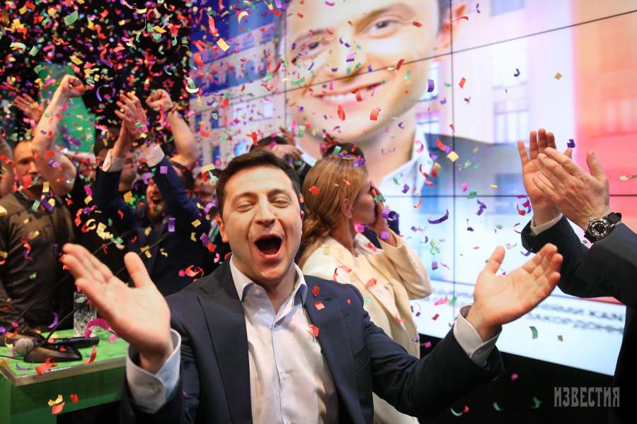 Владимир Зеленский, победивший во втором туре выборов президента Украины, празднует победу в своем штабе