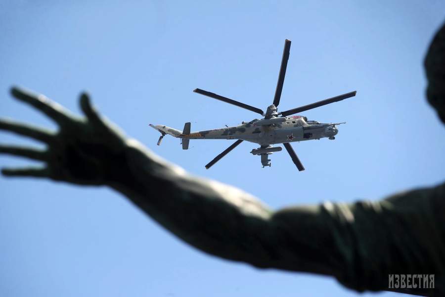 Вертолет Ми-24 на генеральной репетиции военного Парада Победы на Красной площади
