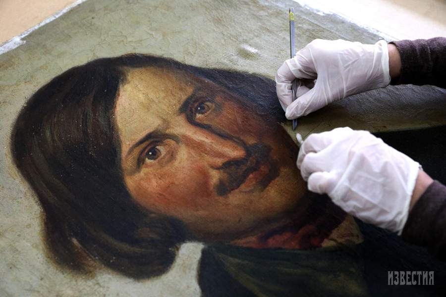 Мастер за работой во Всероссийском художественном научно-реставрационном центре имени академика И.Э. Грабаря