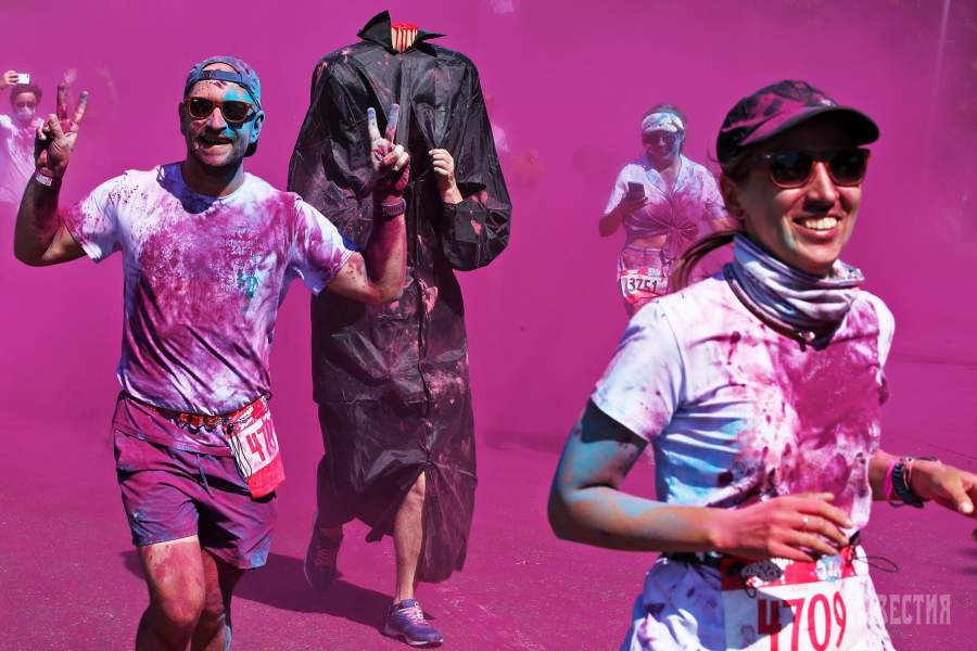 Участники «Красочного забега» в «Лужниках»