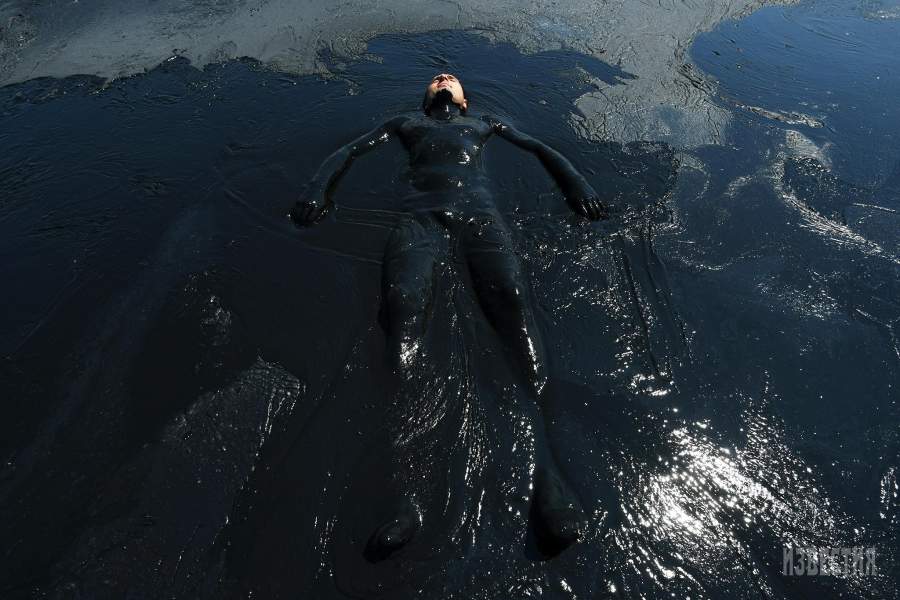 Грязевые ванны на озере Чокрак в Крыму