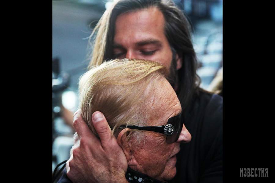 Режиссер Роман Виктюк и артист Театра Романа Виктюка Иван Никульча во время сбора труппы театра