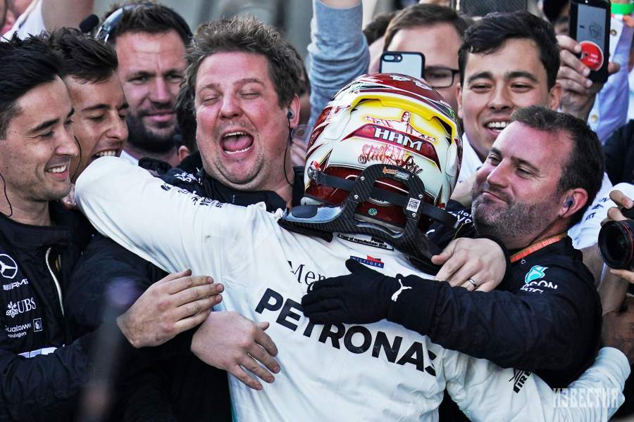 Друзья и коллеги поздравляют победителя очередного этапа «Формулы-1» Льюиса Хэмилтона