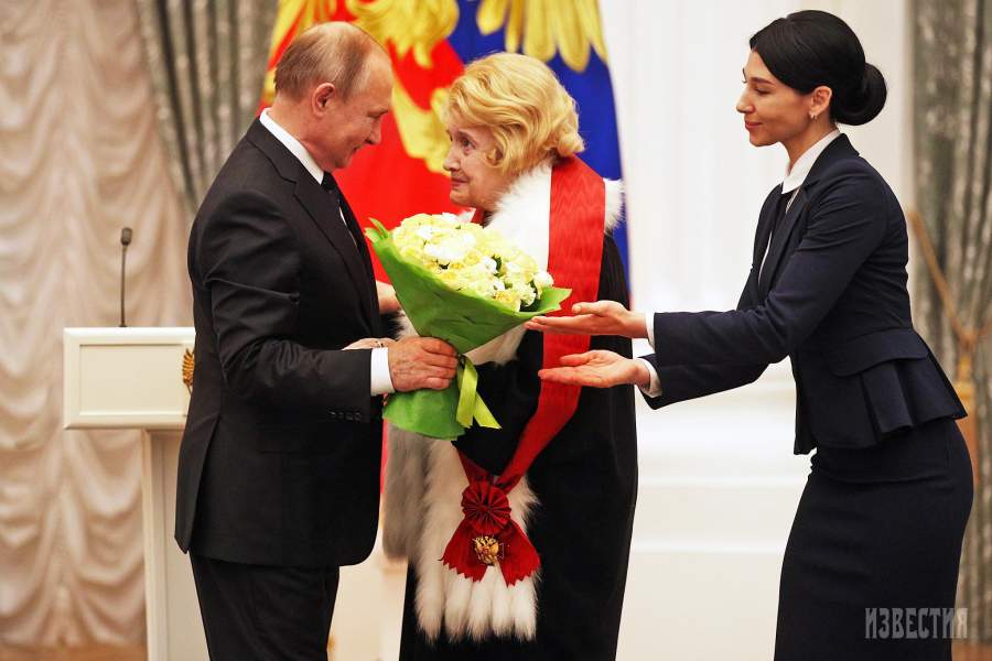 Президент РФ Владимир Путин и народная артистка СССР Татьяна Доронина, удостоенная ордена «За заслуги перед Отечеством» I степени, на церемонии вручения государственных наград в Екатерининском зале Кремля 