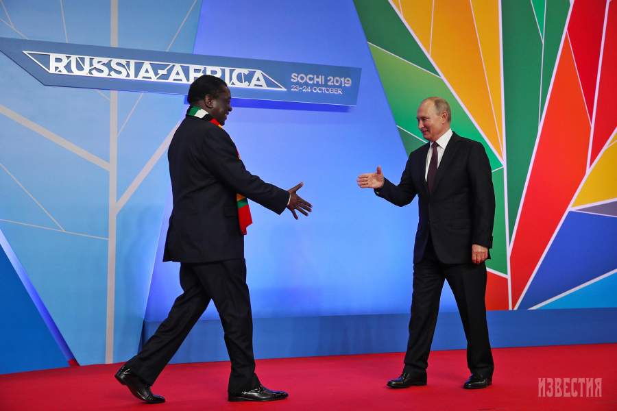 Церемония официальной встречи президента РФ Владимира Путина и президента Зимбабве Эммерсона Дамбудзо Мнангагва во время саммита Россия–Африка