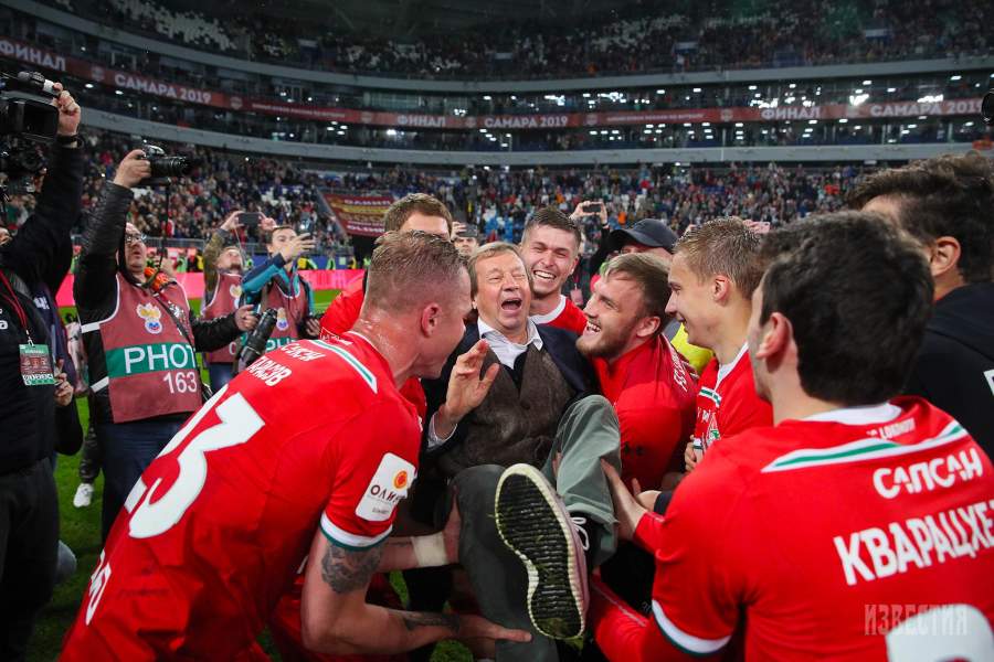 Игроки ФК «Локомотив» с главным тренером клуба Юрием Сёминым (в центре) после победы над ФК «Урал» в финале Кубка России по футболу 
