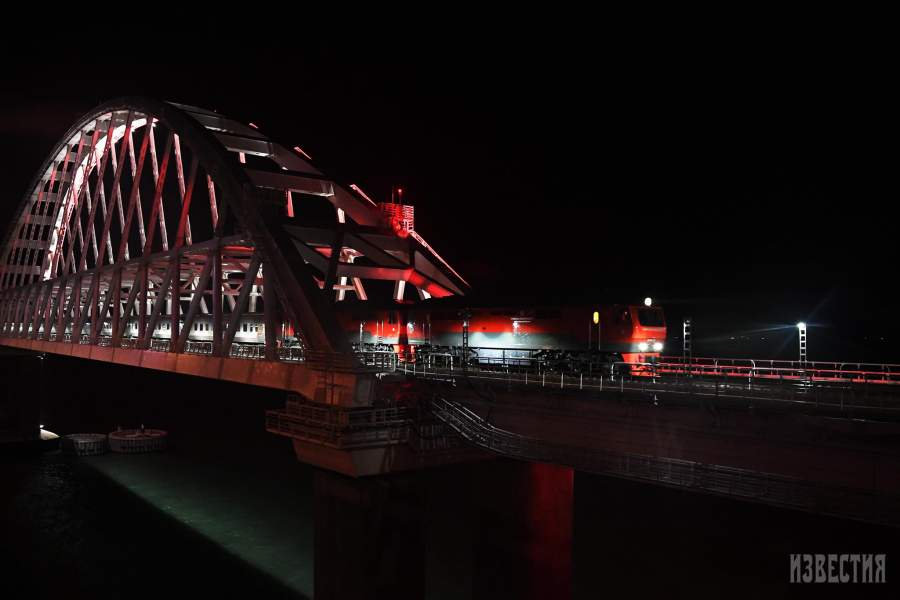 Питерский поезд прошел через Крымский мост 25 декабря  