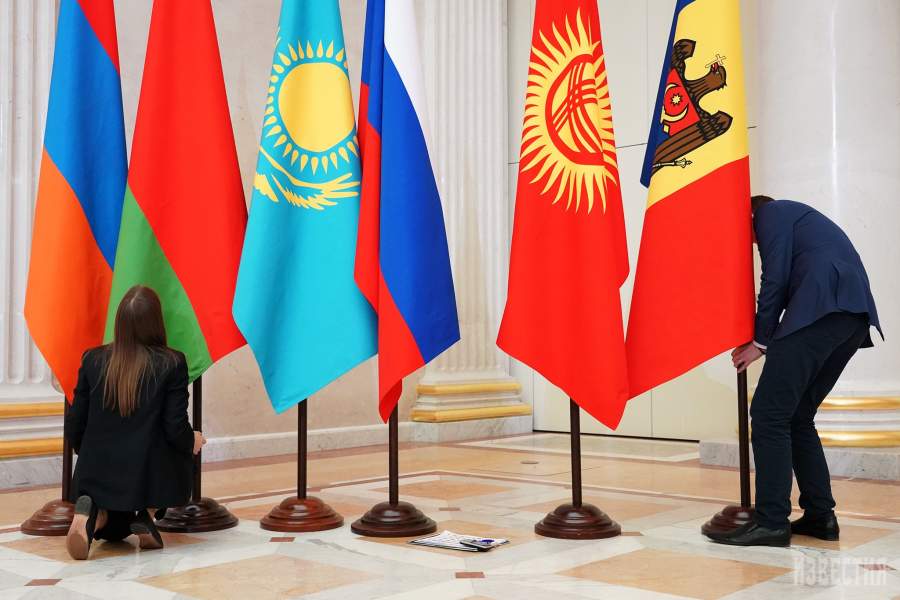 Флаги стран — участников Евразийского экономического союза (ЕАЭС) в зале Конституции Президентской библиотеки имени Бориса Ельцина в Санкт-Петербурге