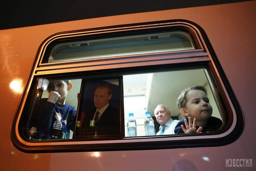 Пассажиры поезда Москва-Симферополь в ожидании отправления с Казанского вокзала 