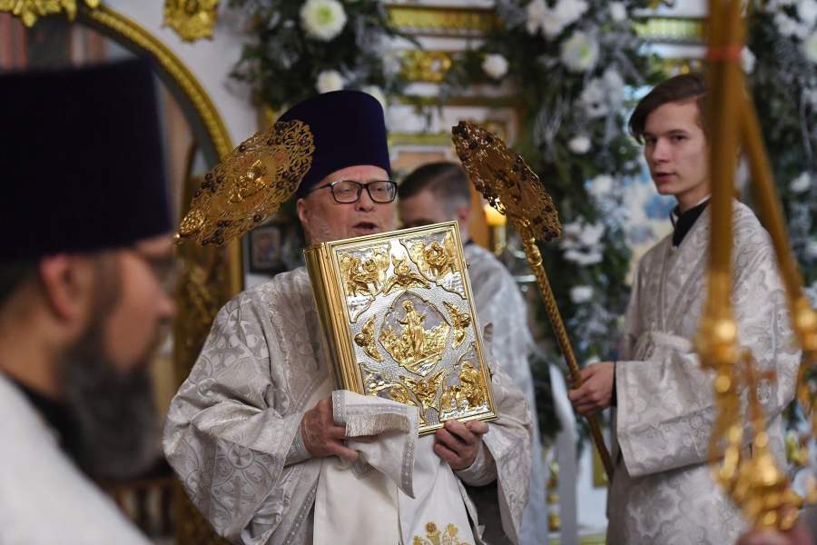 Священнослужитель во время рождественского богослужения в Храме Успения Божией Матери во Владивостоке