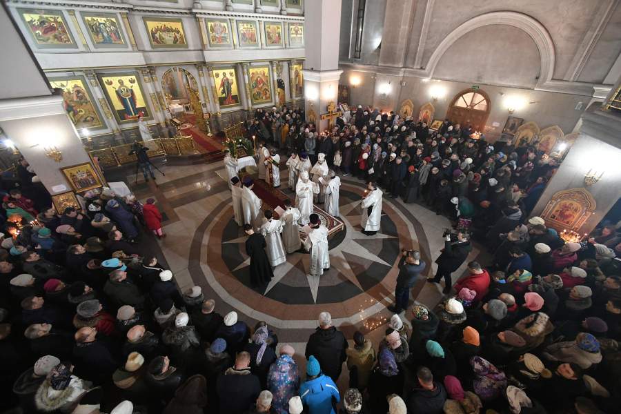 Верующие и священнослужители во время рождественского богослужения в храме Рождества Христова в Красноярске