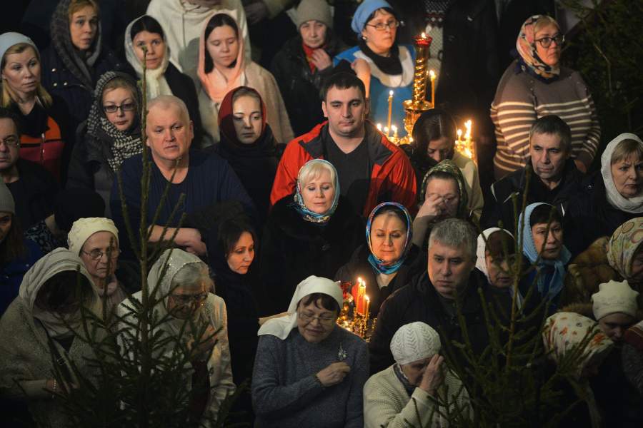 Верующие во время рождественского богослужения в соборе в Екатеринбурге