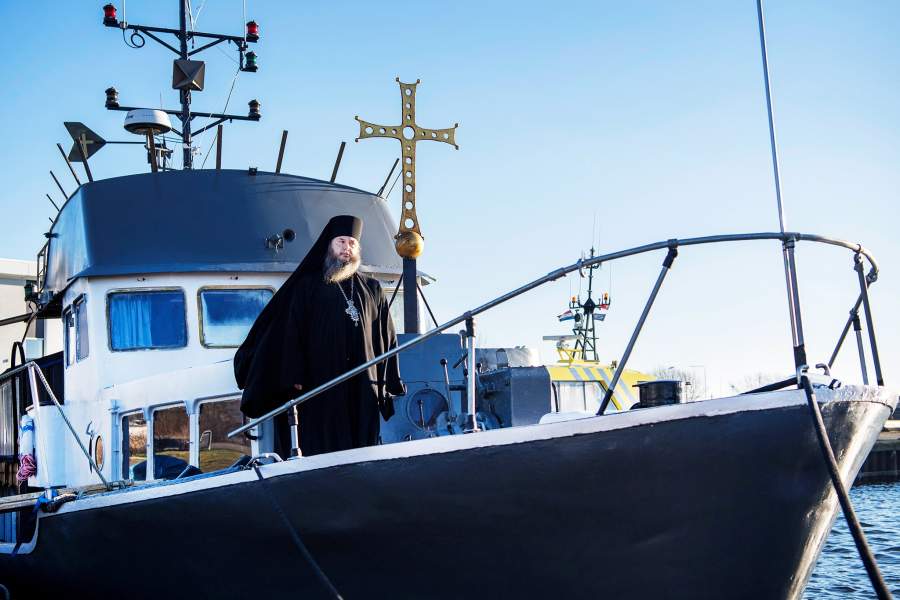 Монастырь на корабле в Нидерландах 