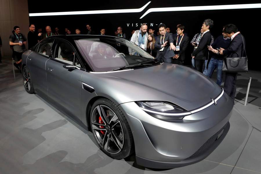 Внешне Sony Vision-S напоминает одновременно Tesla Model 3 и Porsche Taycan. С автомобильной частью концепта помогла компания Magna Steyr. Два электромотора суммарной мощностью 544 л.с. обеспечивают разгон с места до «сотни» за 4,8 секунды. Компетенции Sony позволили превратить Vision-S в «интеллектуального партнера»