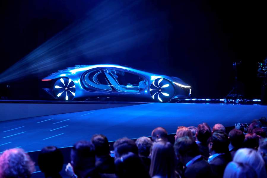 Daimler при создании концепта AVTR вдохновлялся фильмом «Аватар» – оттуда позаимствована и идея симбиоза. Электромобиль подстраивает пульсацию подсветки под ритм сердцебиения, а бионические клапаны на корме делают его похожим на живое существо. Форма кресел напоминает гамаки обитателей Пандоры, а единственный блок управления символизирует «древо душ». Салон отделан экологичными износостойкими материалами, а батарея из графена может быть переработана вторично