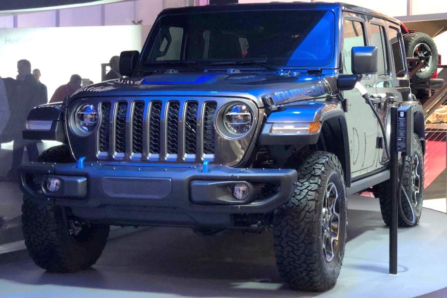 Если AVTR – самая необычная премьера CES, то Jeep Wrangler больше других похож на обычный автомобиль. Только подключенный к розетке. Самый классический из внедорожников обзавелся подзаряжаемой гибридной версией и обозначение 4XE. Технические подробности держат в секрете, известно только, что система полного привода не изменилась
