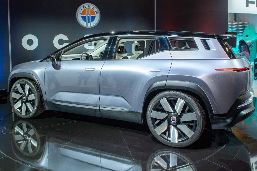 Кроссовер Fisker Ocean показали отдельно, до премьеры на CES – похоже, Хенрик Фискер копирует Илона Маска. Электромобиль в самом мощном варианте разгоняется до «сотни» менее, чем за 3 с и проезжает на одной зарядке 480 километров. В крыше размещены солнечные панели. Элементы интерьера сделаны из переработанных рыбачьих сетей. Специальный режим California позволяет нажатием кнопки опустить все стекла и сдвинуть стеклянную крышу