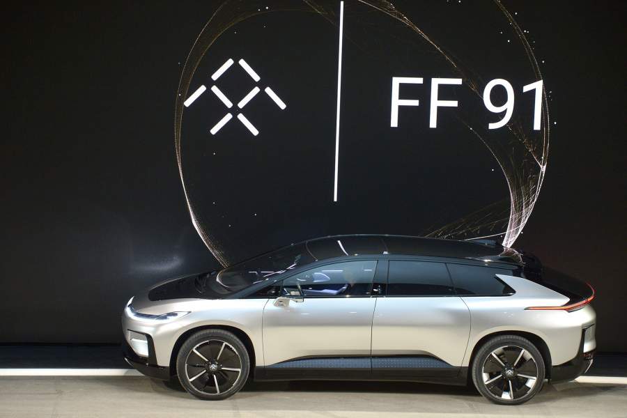 Амбициозный китайский стартап Faraday Future похоже преодолел финансовые трудности и привез в Лас-Вегас два предсерийных прототипа кроссовера FF91. У «убийцы Теслы» три электромотора суммарной мощностью более 1000 лошадиных сил и огромная батарея емкостью 120 киловаттчасов. Призводство машин планируют начать на заводе в Калифорнии до конца года