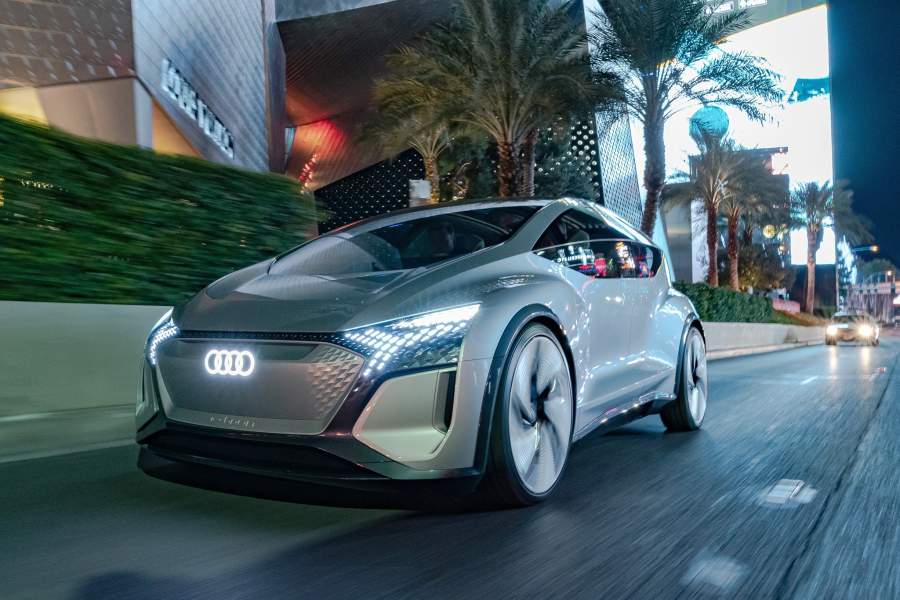 Концепт Audi  AI:ME обзавелся новыми возможностями. Мало того, что он запоминает настройки сидений и предпочтительные ароматы для каждого пассажира, но еще и позволяет движением глаз заказать еду из ресторана. Причем, заказ доставят точно к прибытию автомобиля в финальную точку