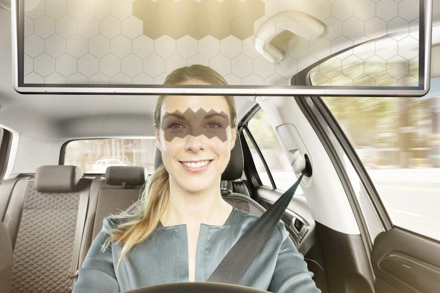 Участники CES-2020 часто представляют привычные вещи в новом свете. Компания Bosch придумала инновационный солнцезащитный козырек – прозрачную ЖК-панель. Специальная камера отслеживает направление взгляда водителя, положение его головы и затемняет отдельные участки на панели, куда падают солнечные лучи