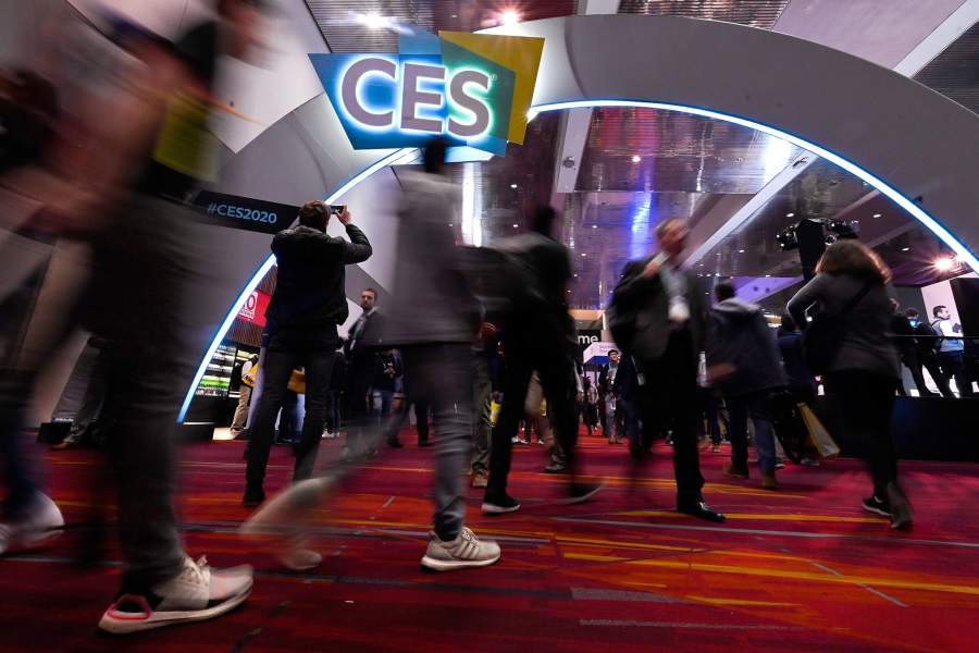 Выставку потребительской электроники (CES) давно облюбовали автопроизводители –  в Лас-Вегасе они демонстрируют самые прорывные технологии будущего. GM планировал в этом году привезти новый электромобиль с автопилотом, но сказались последствия крупнейшей за 50 лет забастовки. Тем не менее, CES-2020 собрала достаточно новинок– свой автомобиль привезла даже Sony. Что ждет автопром в ближайшем будущем, расскажут «Известия»