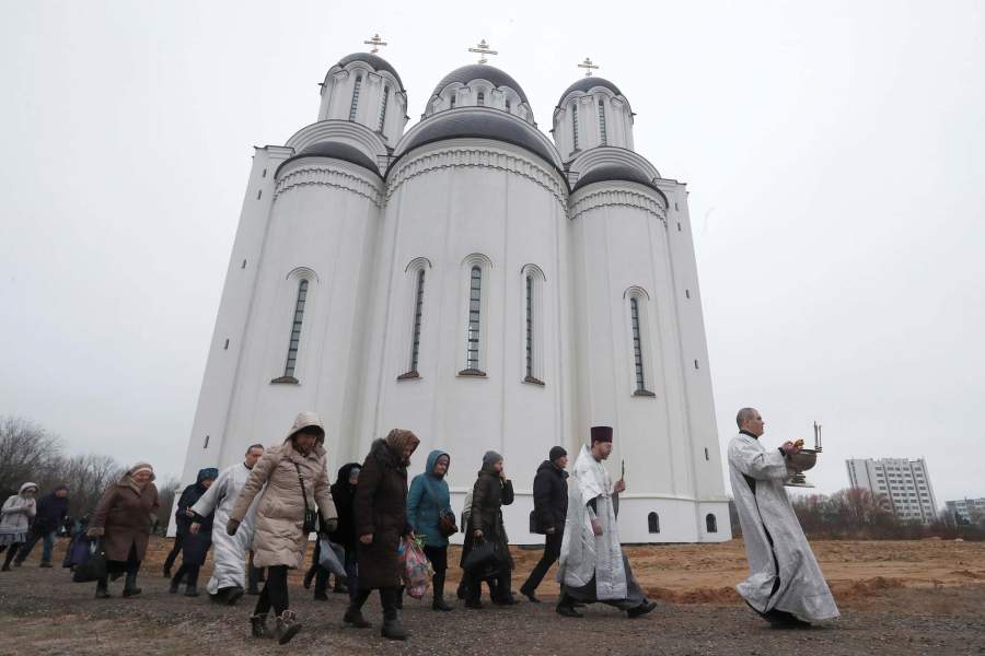 В храмах и на водоемах священнослужители проводят обряд освящения воды. На фото: священник храма Иконы Божией Матери «Всех скорбящих Радость» в Минске проводит службу