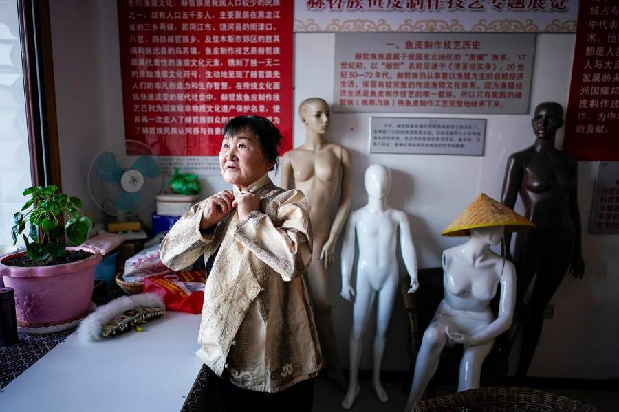 Китайские «потомки русалок» ткут одежды из рыбьей кожи