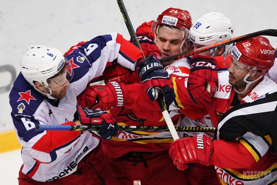 Игроки ПХК ЦСКА (Россия, Москва) и ХК «Куньлунь» (Китай, Пекин) в матче регулярного чемпионата Континентальной хоккейной лиги 
