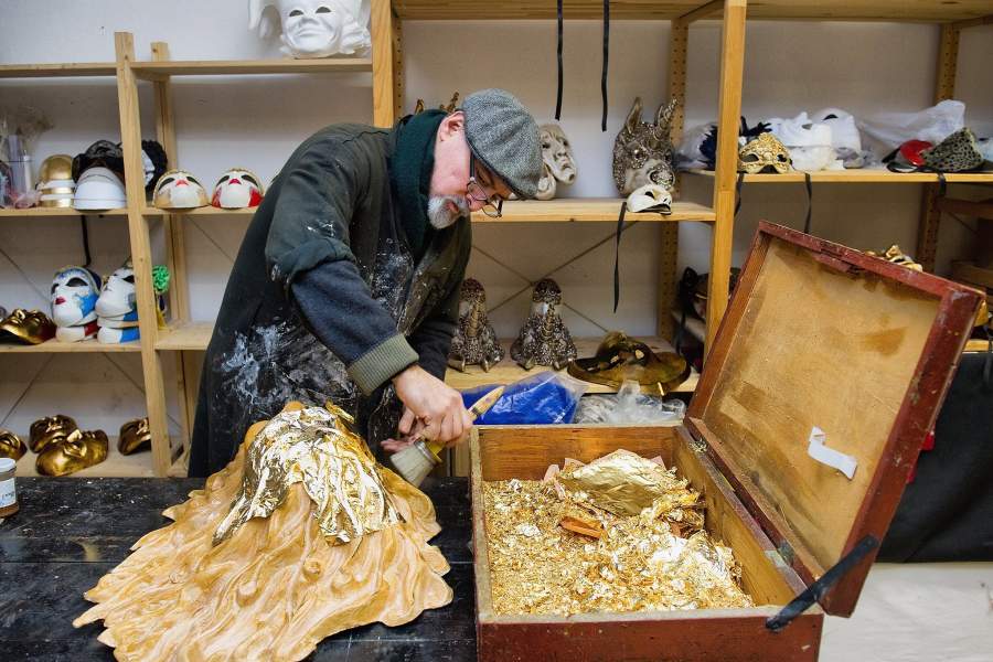 Художник в мастерской