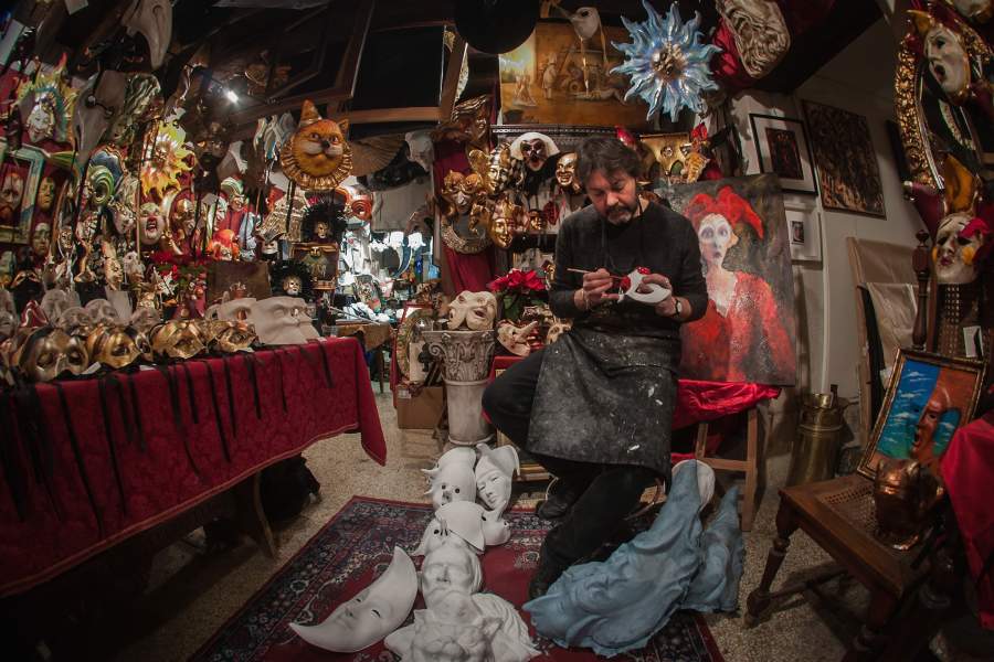 Художник в мастерской