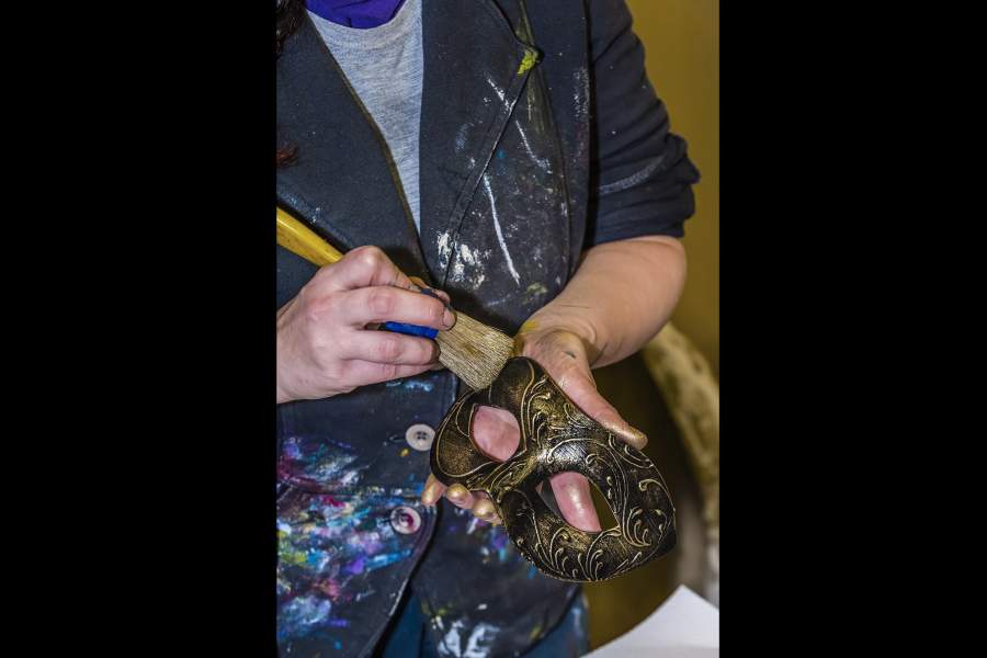 художник с маской в руках