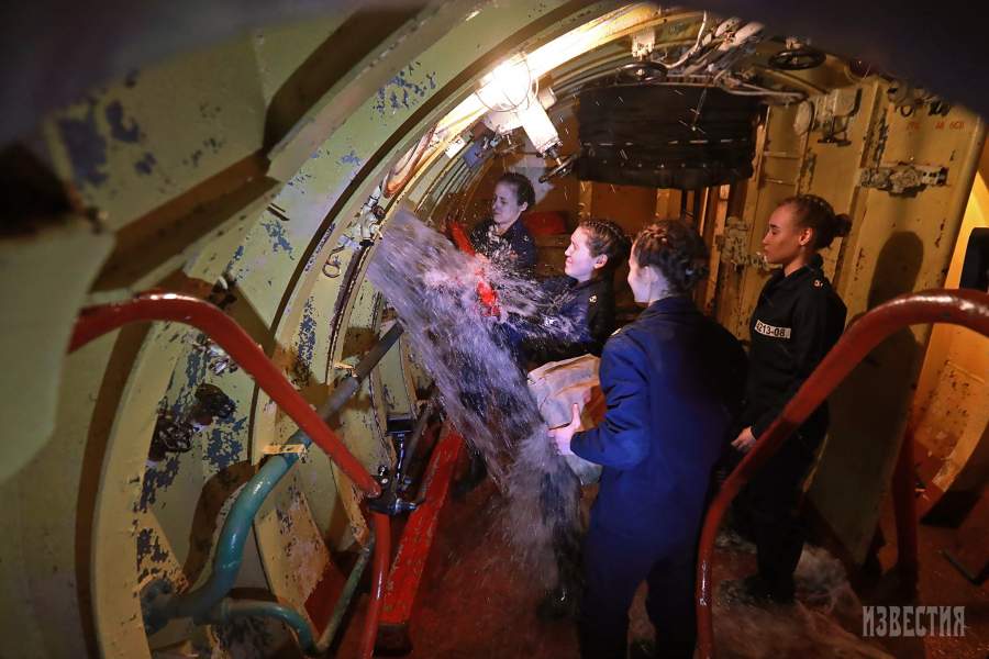 Подготовка девушек-курсантов в Военно-морском политехническом институте Петра Великого