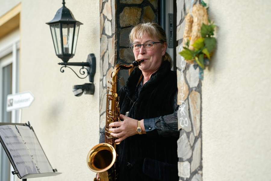 Люди играют на музыкальных инструментах на балконах в Германии