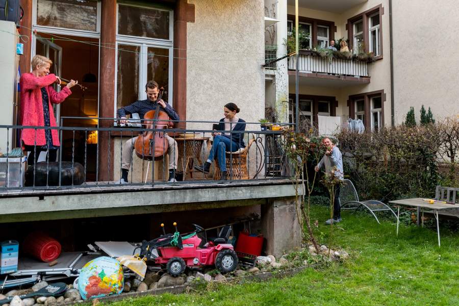 Люди играют на музыкальных инструментах на балконах в Германии